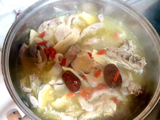 14、暖心又暖胃》》猪肚鸡,放入枸杞，放盐，鸡精。