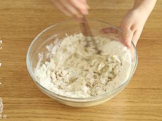 4、红糖馒头12m+,将红糖水倒入面粉中，搅成絮状~