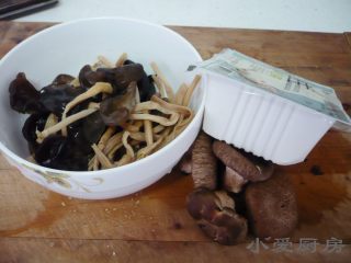 1、卤汁嫩豆腐,准备所有材料