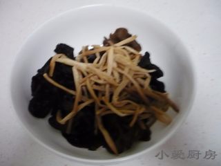 2、卤汁嫩豆腐,将黄花菜，木耳用凉水泡发