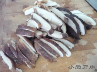 3、卤汁嫩豆腐,香菇洗干净切成丁备用。
