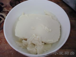 5、卤汁嫩豆腐,将内酯豆腐从盒中取出放入大碗中。