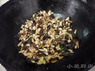 9、卤汁嫩豆腐,放入切好的黄花菜，木耳，香菇，翻炒均匀加水、老抽、糖、盐、生抽调味。