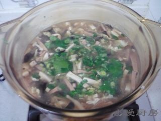 11、卤汁嫩豆腐,另起一只锅，加水将炒好的菜放入，中火煮开后将水淀粉慢慢倒入锅中勾芡。