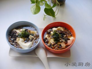 12、卤汁嫩豆腐,再次煮开将汤汁舀一勺浇在蒸过的热内酯豆腐上撒上香菜末即可。