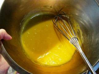 1、番茄炒蛋,首先把鸡蛋液放碗里用打蛋器或者没有打蛋器的话用筷子也可以把鸡蛋搅拌均匀 ，搅拌的时候放二小勺黄酒去除鸡蛋的腥味 ，同时放一小勺盐 