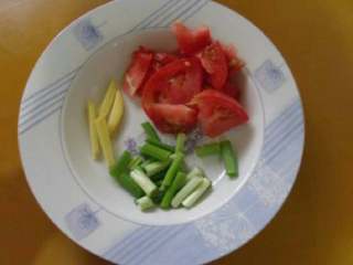 2、番茄炒蛋,第二步把一个或者二个番茄洗干净后切块