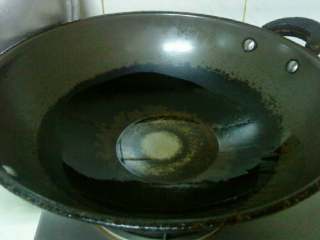 3、番茄炒蛋,第三步锅里放一些食用油打开火让油锅里的油预热