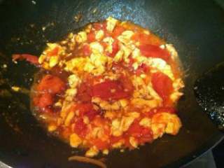 4、番茄炒蛋,第四步等油锅内的油加热到7分热了后就放入事先准备好的鸡蛋液翻炒数十秒，再加入番茄同样翻炒数十秒，（由于之前在搅拌蛋液的时候已经加入过少许盐了这边就不需要再加盐了，可以适当加入少许糖）准备出锅