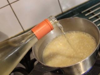 1、香甜米饭+米烤模馅饼,加入白葡萄酒