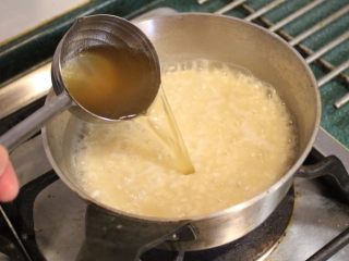 2、香甜米饭+米烤模馅饼,加入全部鸡高汤及盐和胡椒，煮滚后转小火。