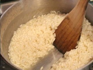 3、香甜米饭+米烤模馅饼,大约煮7-8分钟，水分已被米粒吸走，这时米粒尚为半熟，熄火，放凉备用。