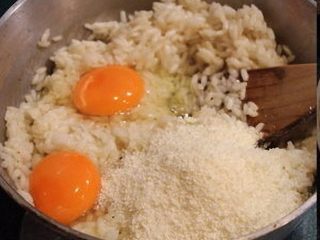 4、香甜米饭+米烤模馅饼,米饭稍凉后，加入鸡蛋和帕玛森吉士