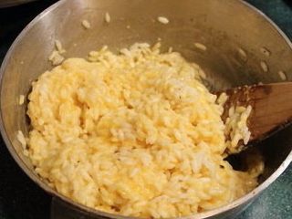 5、香甜米饭+米烤模馅饼,拌匀后备用。