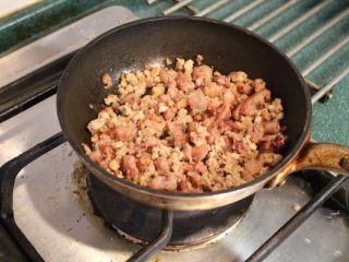 6、香甜米饭+米烤模馅饼,平底锅将拨碎的香肠肉和绞肉炒熟，盛出备用。