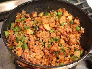 7、香甜米饭+米烤模馅饼,同一平底锅炒香大蒜和红葱头末。放入西红柿丁炒软后，放入豇豆。（或碗豆）加入切碎的罗勒叶和香菜叶。加入一些贡丸丁（可以随性加入一些喜欢的食材）