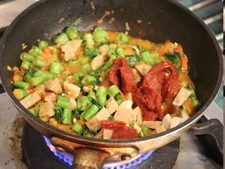 8、香甜米饭+米烤模馅饼,加入西红柿糊和炒好的香肠肉，拌匀。