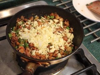 9、香甜米饭+米烤模馅饼,洒上一些Mozzarella吉士，拌匀备用。