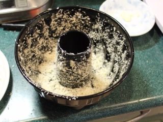 10、香甜米饭+米烤模馅饼,将烤模抹上一层奶油后，再沾上一层面包粉。沾面包粉层关系脱膜成功与否，一定要认真沾好。