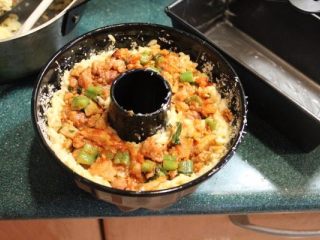 12、香甜米饭+米烤模馅饼,将馅料填入。