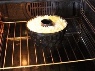 15、香甜米饭+米烤模馅饼,预热好烤箱，以180℃，烤25-30分钟。