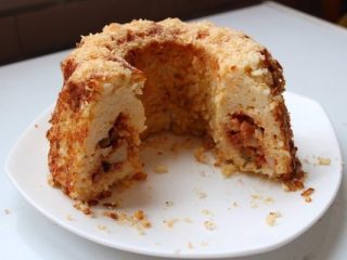 18、香甜米饭+米烤模馅饼,切块装盘上桌。