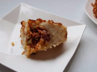 19、香甜米饭+米烤模馅饼,米饭有吉士香味，和馅料一起吃很有味道，周围的米饭有一些微焦，有锅巴的口感。切面还蛮有意思的，拿来请客也是很亮眼。