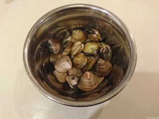 1、蛤蜊鸡汤,蛤蜊洗乾淨