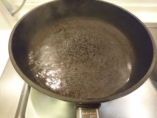 2、蛤蜊鸡汤,起一鍋熱水燒開