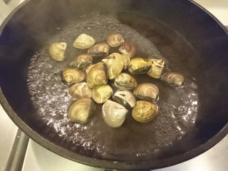 3、蛤蜊鸡汤,蛤蜊下去煮15秒