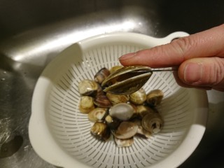 5、蛤蜊鸡汤,用小刀起開蛤蜊