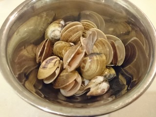 7、蛤蜊鸡汤,不要心疼蛤蜊裡自帶的水，那是養殖場裡的水。