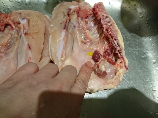 10、蛤蜊鸡汤,雞肉內部的瘀血要清乾淨