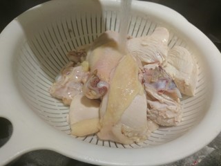 13、蛤蜊鸡汤,再次洗淨雞肉