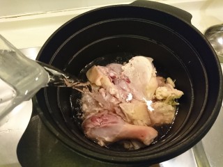 14、蛤蜊鸡汤,將雞肉放入湯鍋，加水，大火煮開