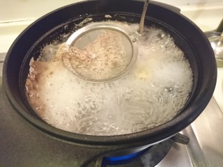 15、蛤蜊鸡汤,撈掉浮沫，我會清很久，因為我喜歡清雞湯