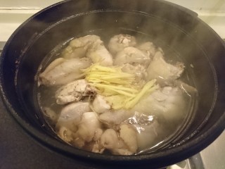 16、蛤蜊鸡汤,加入姜絲
