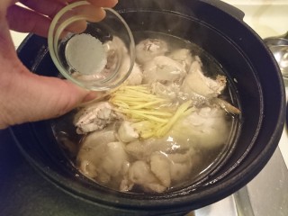 18、蛤蜊鸡汤,加鹽