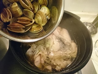 20、蛤蜊鸡汤,加入蛤蜊
