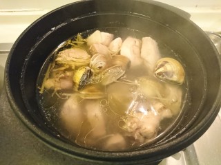 21、蛤蜊鸡汤,再次煮開就好了