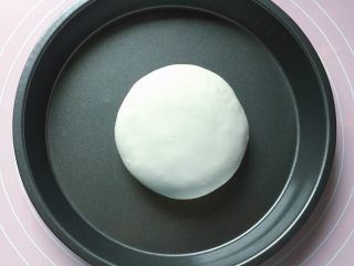 5、紫薯水晶汤圆,将面团揉至光滑不粘手，盖上保鲜膜醒15分钟