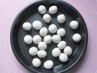 6、紫薯水晶汤圆,将醒好的木薯粉团分为每份10克左右