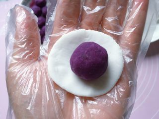 9、紫薯水晶汤圆,放上一个紫薯泥