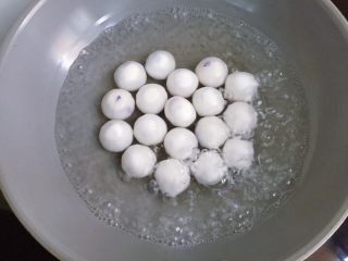 12、紫薯水晶汤圆,锅中倒入适量水烧开，放入汤圆，汤圆下锅后最好轻轻晃动一下锅子，这样可以避免粘锅，然后盖上锅盖中火煮制