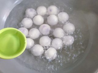 13、紫薯水晶汤圆,烧开后加些冷水再次烧开