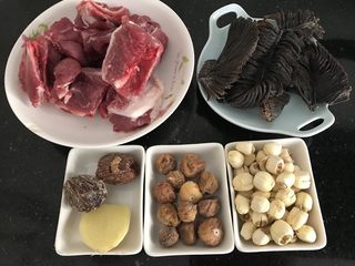 1、莲子无花果膨鱼腮扇骨汤,材料大合照，有猪骨，膨鱼腮，莲子，无花果，蜜枣，姜