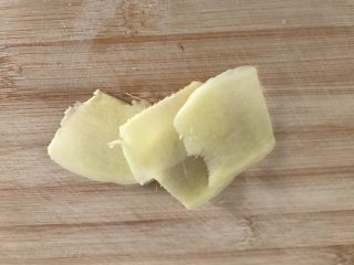 7、莲子无花果膨鱼腮扇骨汤,姜切片备用