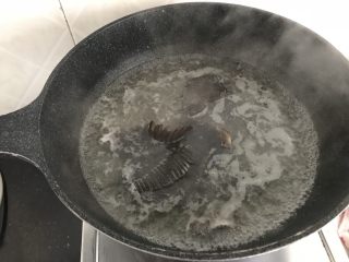 10、莲子无花果膨鱼腮扇骨汤,鱼腮飞水处理捞出备用