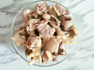 3、虫草花煲鸡汤,冲洗干净浮沫