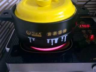 9、虫草花煲鸡汤,盖上盖子，大火烧开